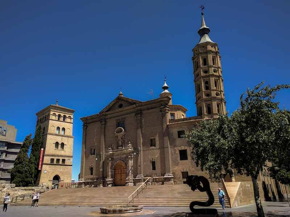 Foto: La torre de la Iglesia de San Juan de los Panetes, en Zaragoza, es uno de las construcciones inclinadas más populares de España (Zaragoza Go)