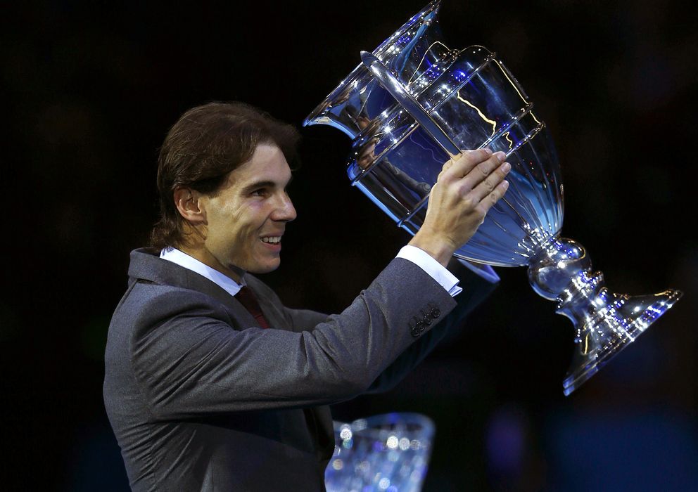 Foto: Rafael Nadal, con el trofeo que le acredita como número 1