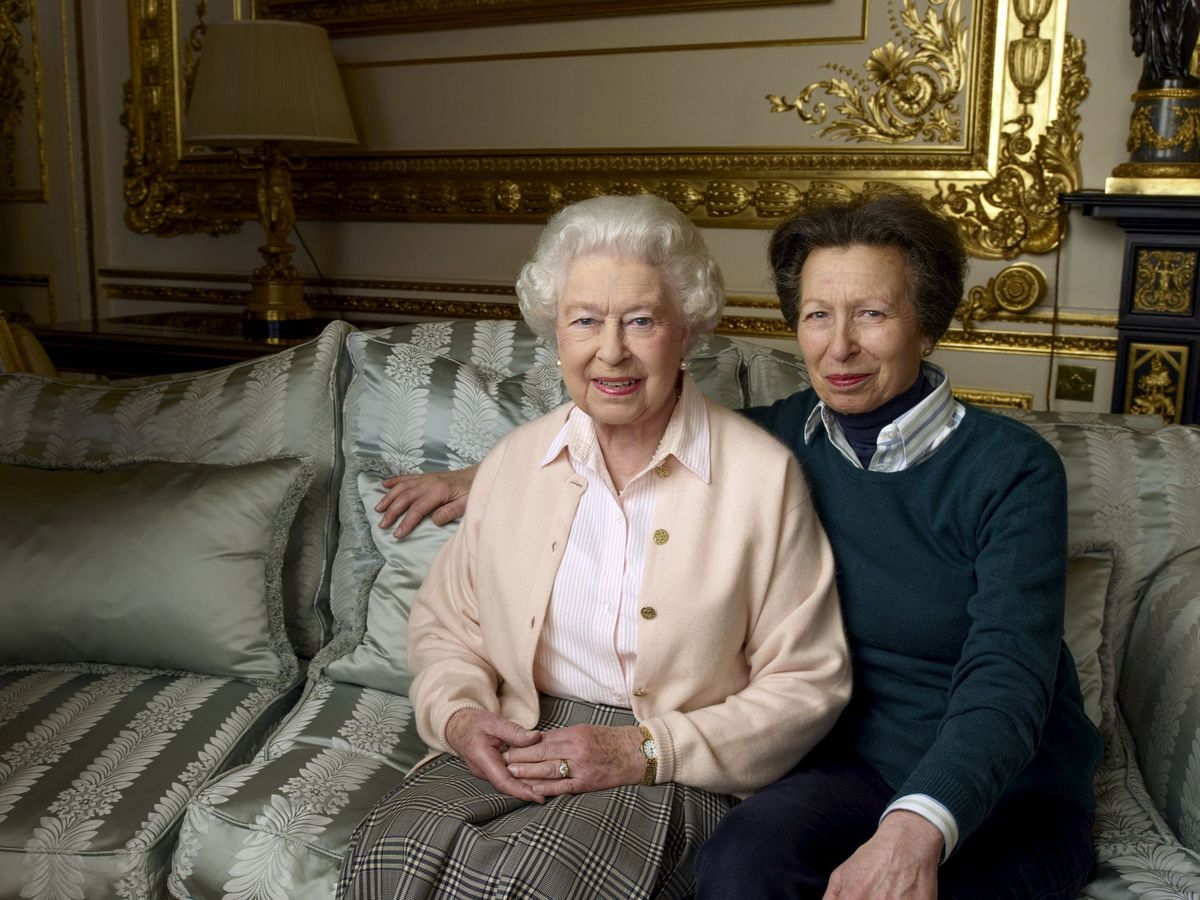 Foto: La reina Isabel junto a su hija. (Reuters)