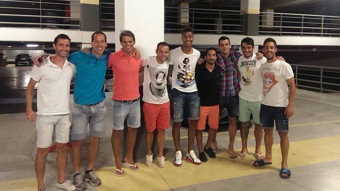 Albiol, Acciari, Álvarez, Moreno, Eddy, Tete, Dorca, Saúl y Toribio, tras conocer la noticia (Real Murcia CF).