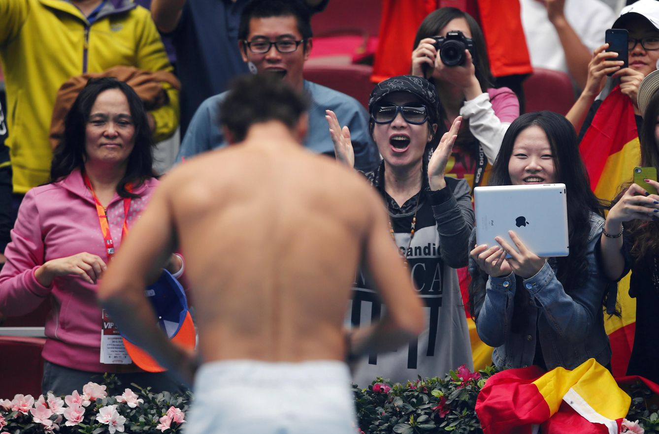 Foto: Fans chinos reaccionan mientras el tenista Rafa Nadal se cambia la camiseta durante un torneo en Pekín (Reuters).