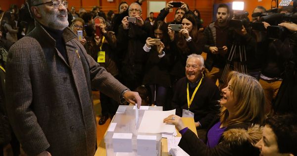 Foto: El líder de la CUP, Carles Riera, en el momento de votar en la Escola Pere IV. (EFE)