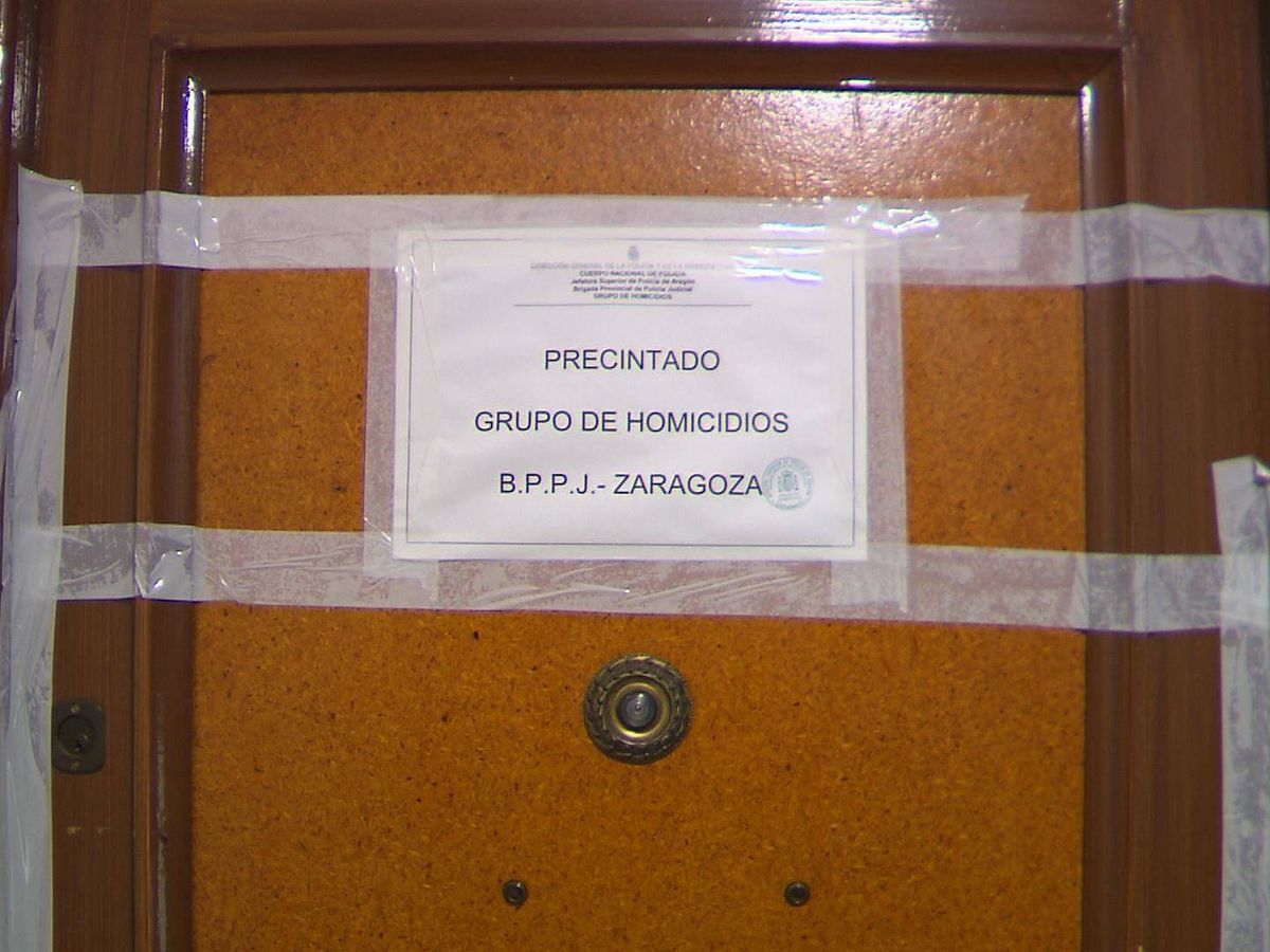 Foto: Imagen de la puerta precintada del domicilio donde se produjeron los hechos. (AragónTV)