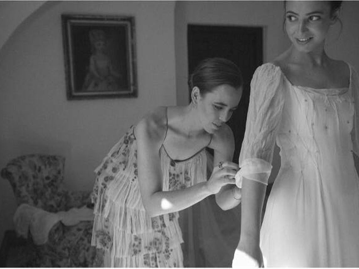 Foto: Sol Prado, vistiendo a su hermana Mercedes el día de su boda. (Cortesía/T.ba)