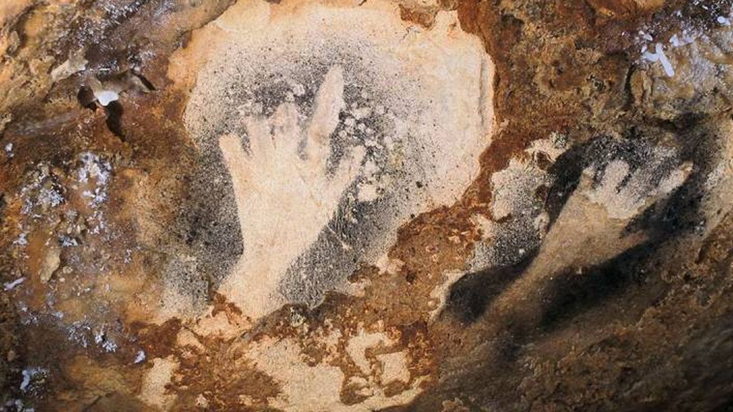 Imagen de la cueva de Cosquer, en Francia, con dos manos mutiladas. (Reuters)
