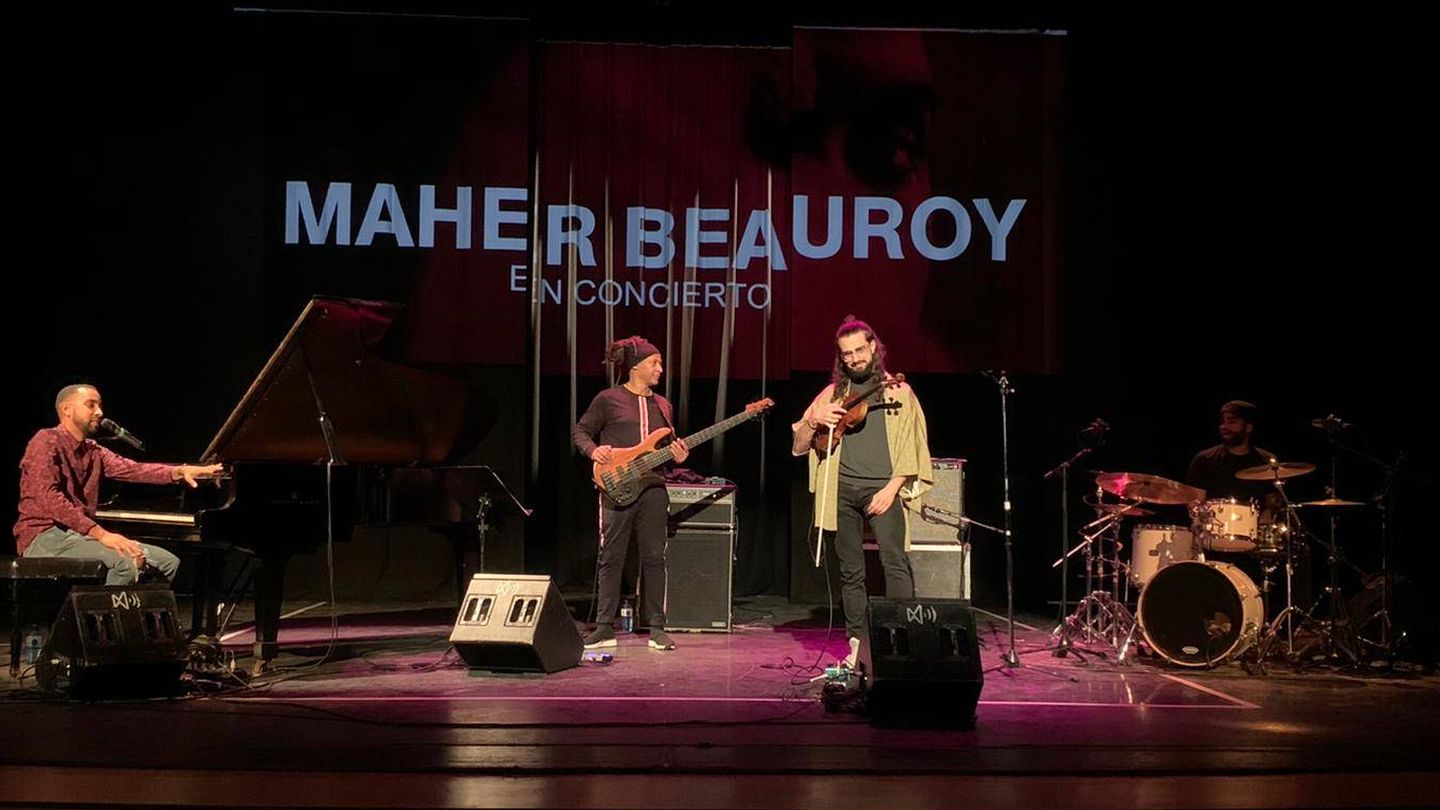 Maher Beauroy durante el concierto (Institut Francais)