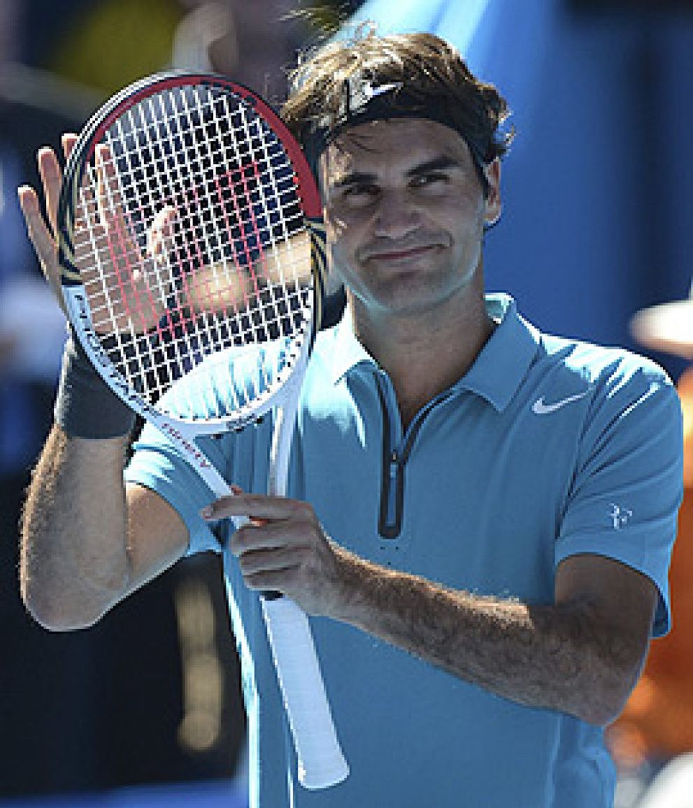 Foto: Roger Federer se estrena en Australia con soltura y Serena Williams con susto