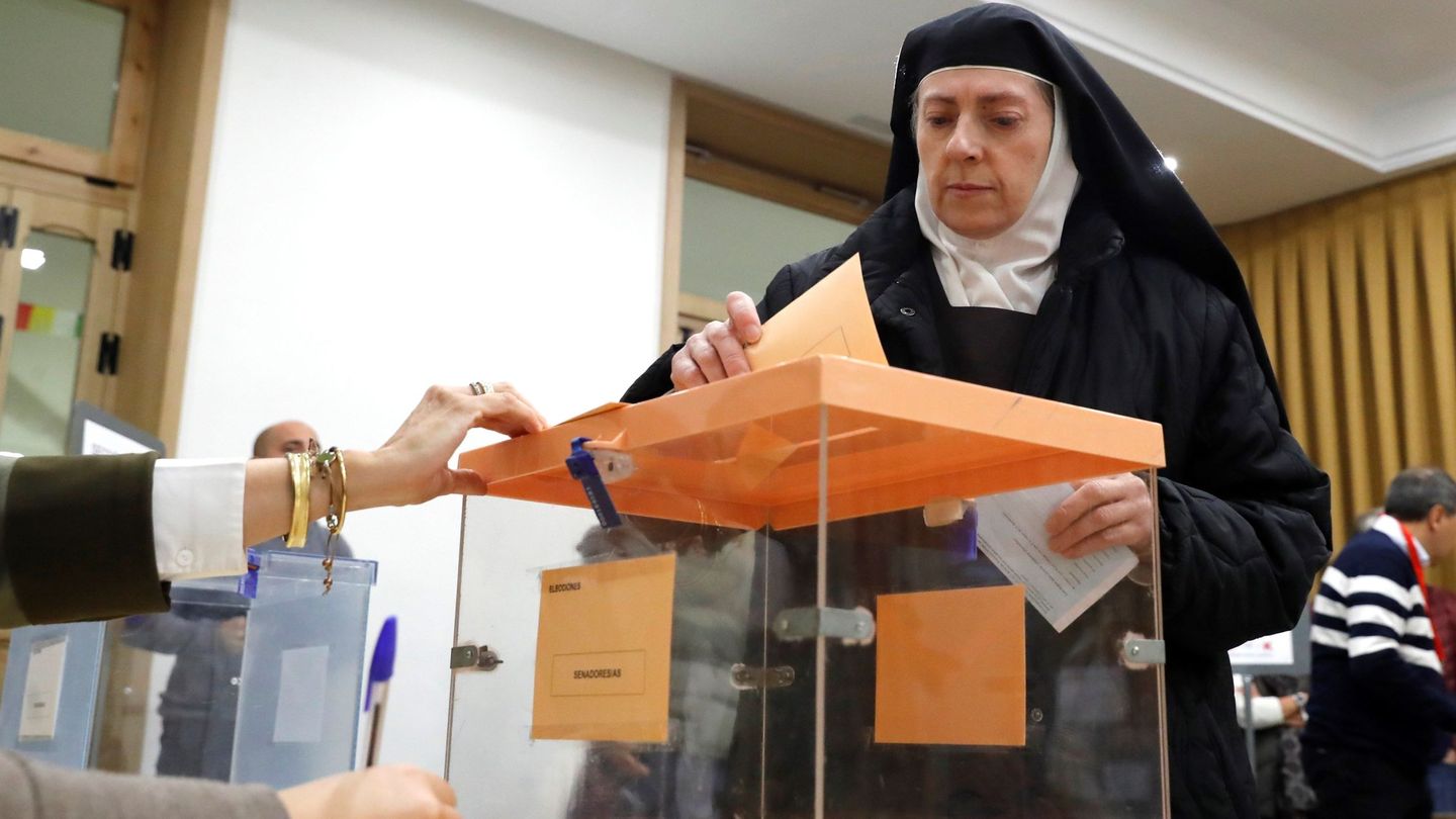 Una religiosa ejerce su derecho al voto en el colegio de Nuestra Señora del Pilar en Madrid. (EFE)