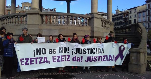 Foto: Concentración en Pamplona con motivo del inicio de la supuesta violación grupal en los Sanfermines de 2016 en apoyo de la presunta víctima. (EC)