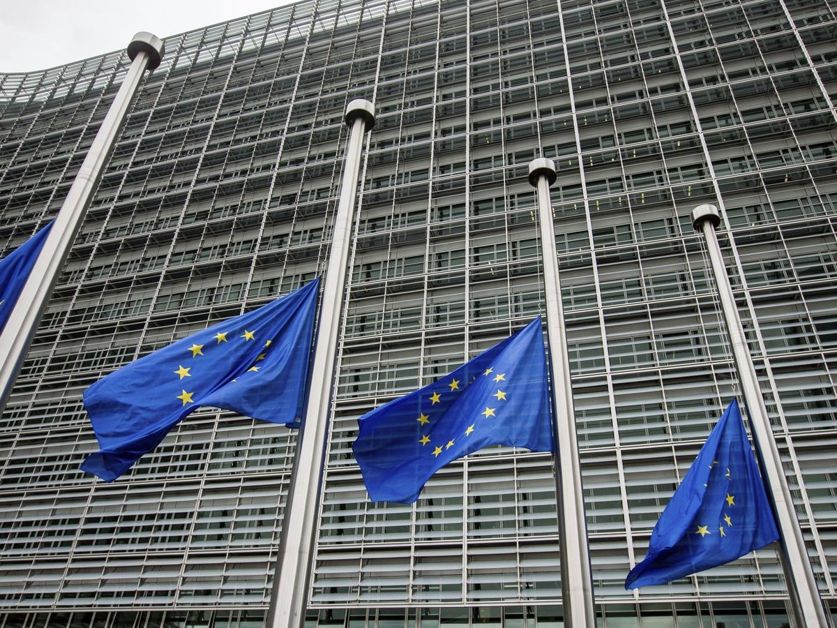 Foto: Banderas de la Unión Europea a media asta. (EFE/Stephanie Lecocq)
