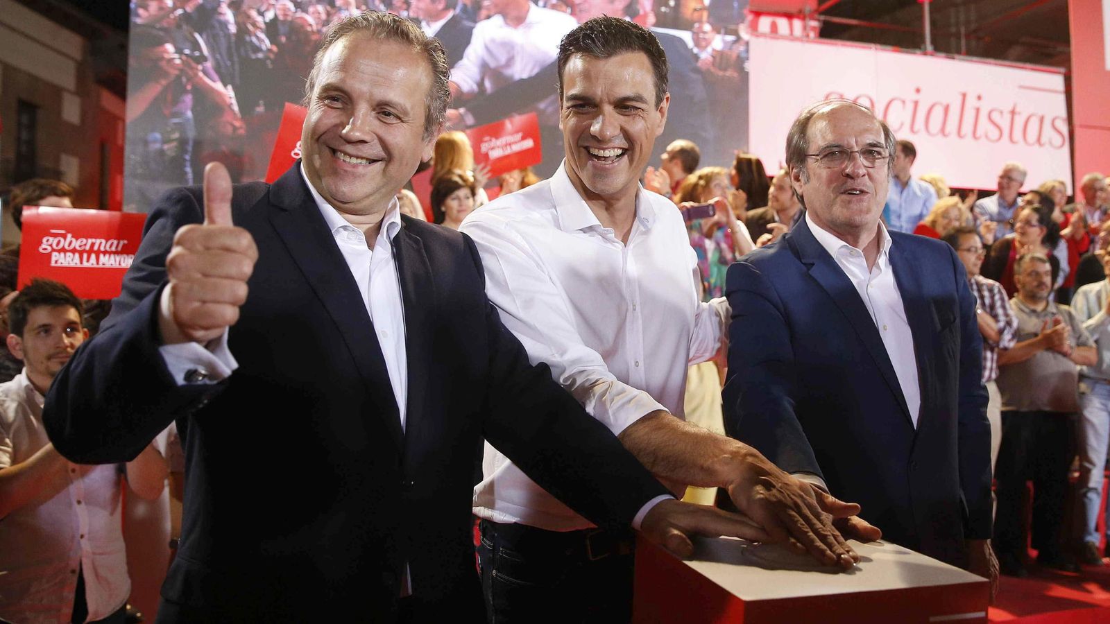 Foto: El secretario general del PSOE, Pedro Sánchez, Ángel Gabilondo y Antonio Miguel Carmona durante la campaña para las elecciones autonómicas y municipales. (Efe)