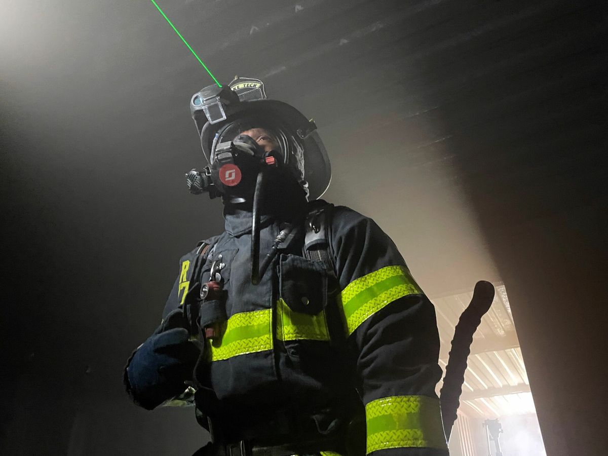 Foto: El bombero Norman Bolaños lleva un casco con rayos láser bautizado C-Thru. (Foto: EFE)