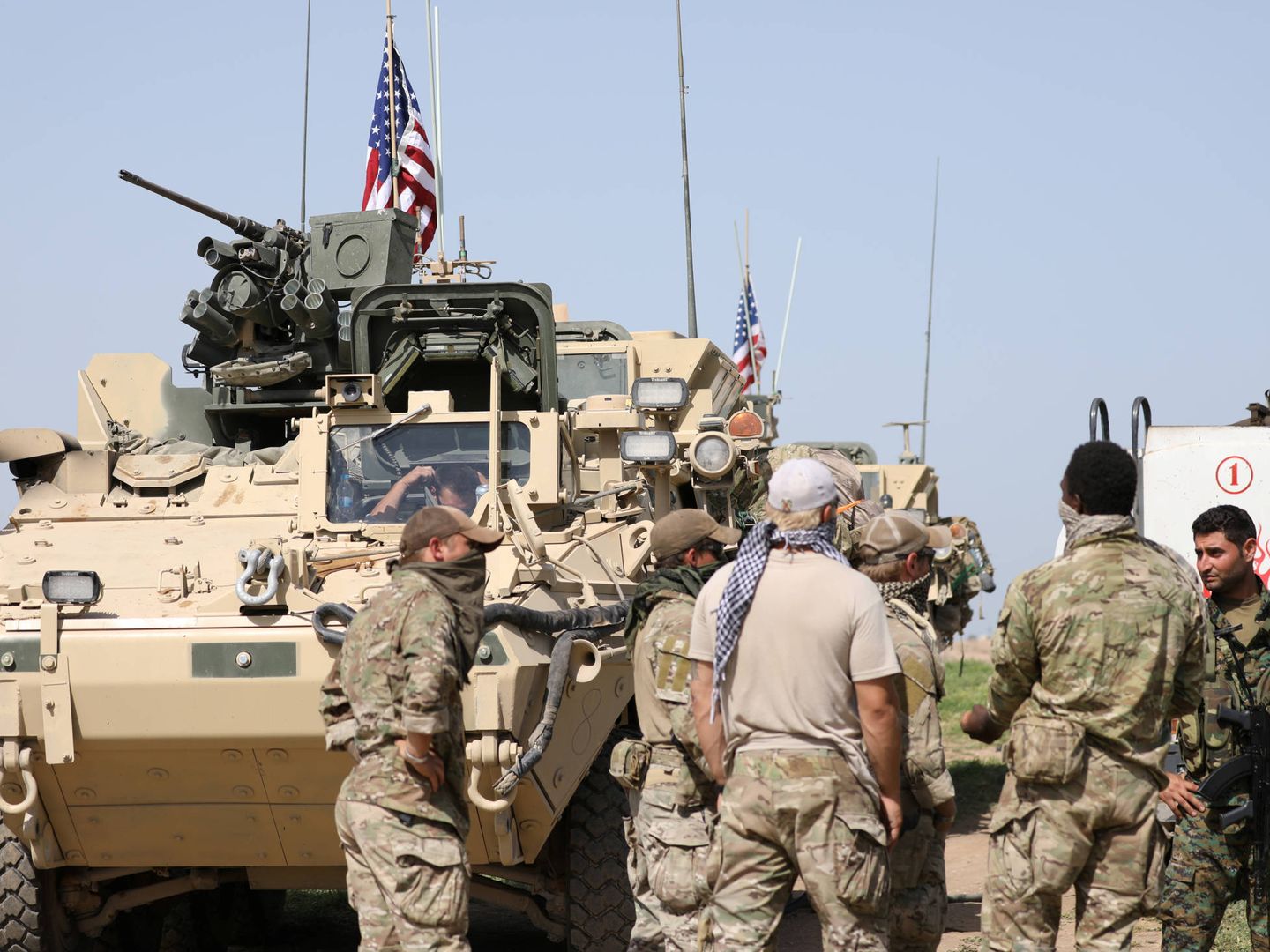 Fuerzas de EEUU junto a combatientes kurdos de las YPG en Darbasiya, cerca de la frontera turca. (Reuters)