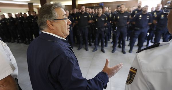 Foto: Juan Ignacio Zoido, durante una visita a los policías comisionados a Cataluña, el pasado 7 de octubre. (EFE)
