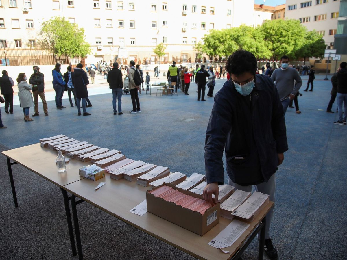 Foto: Imagen de un colegio electoral durante las elecciones autonómica de Madrid en 2021. (EFE/David Fernández)