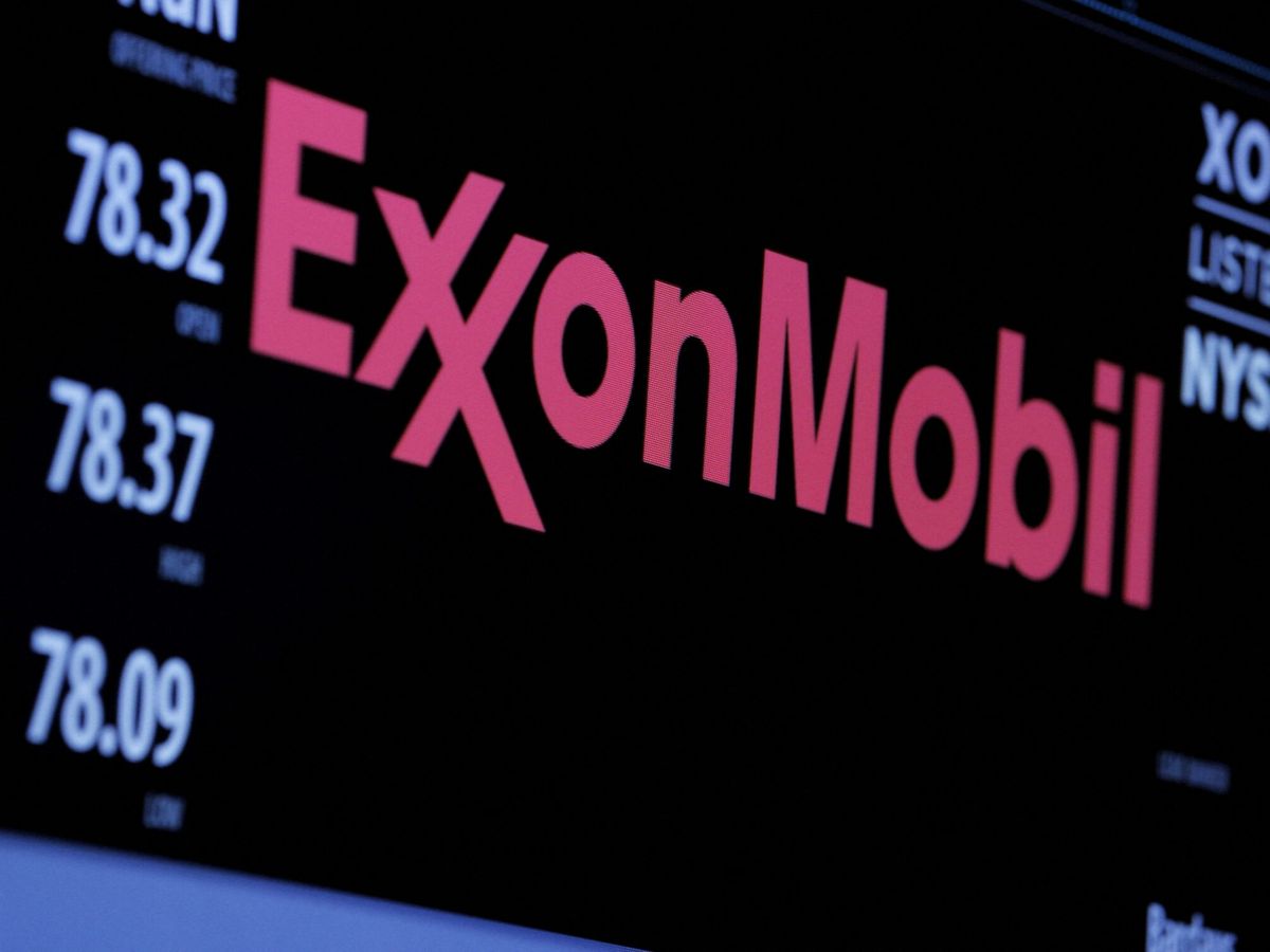 Foto: Logo de Exxon Mobil en la bolsa de Nueva York. (Reuters/Lucas Jackson)