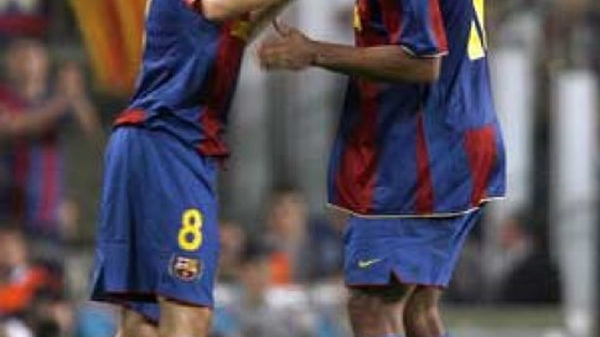 La directiva del Barça le enseña a Ronaldinho la puerta de salida