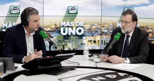 Foto: El presidente del Gobierno, Mariano Rajoy, junto al periodista Carlos Alsina (i) durante la entrevista concedida hoy en el programa "Más de uno" de Onda Cero. (EFE)