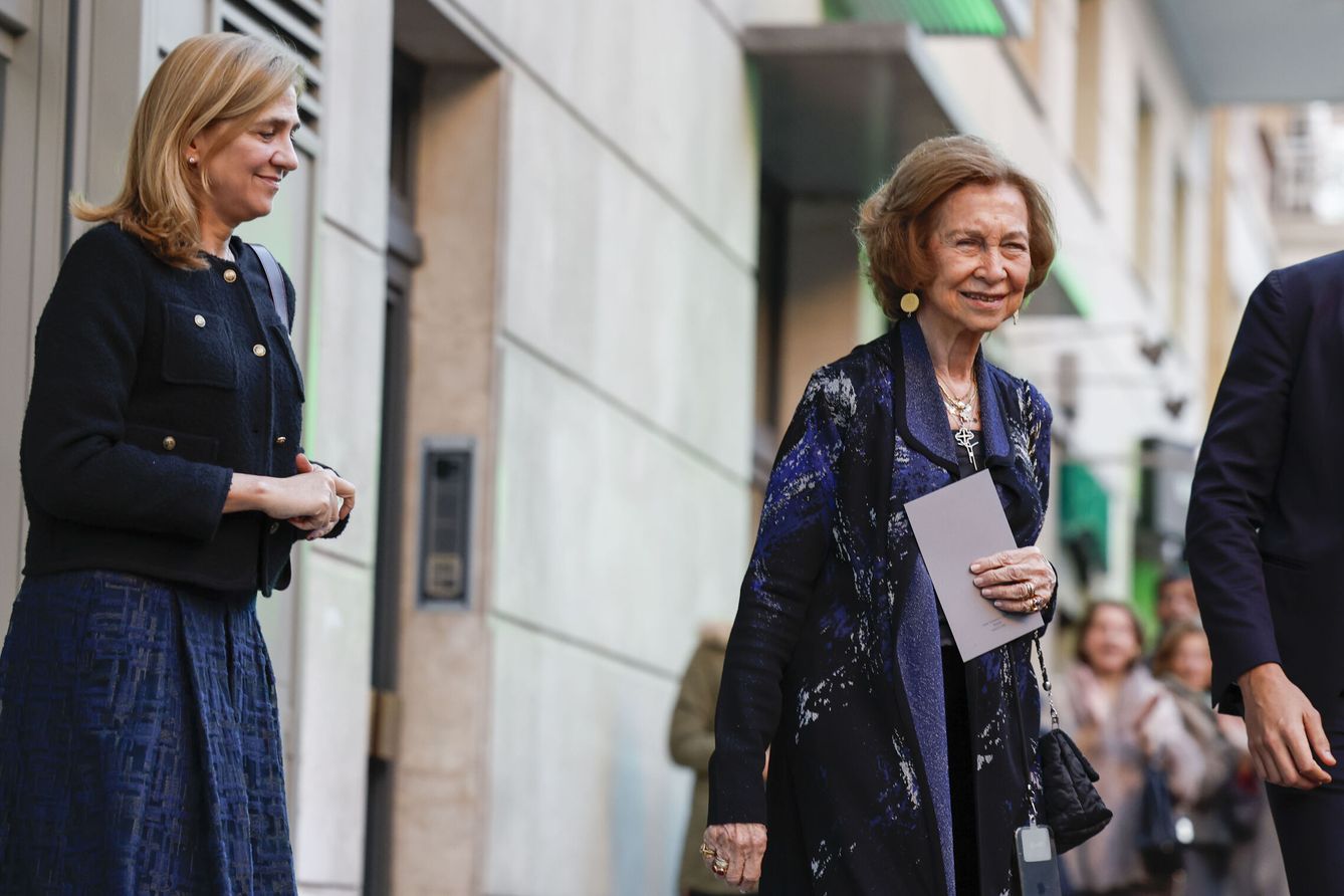 La reina Sofía, saliendo del restaurante donde la infanta Elena celebró su 60 cumpleaños. (EFE)