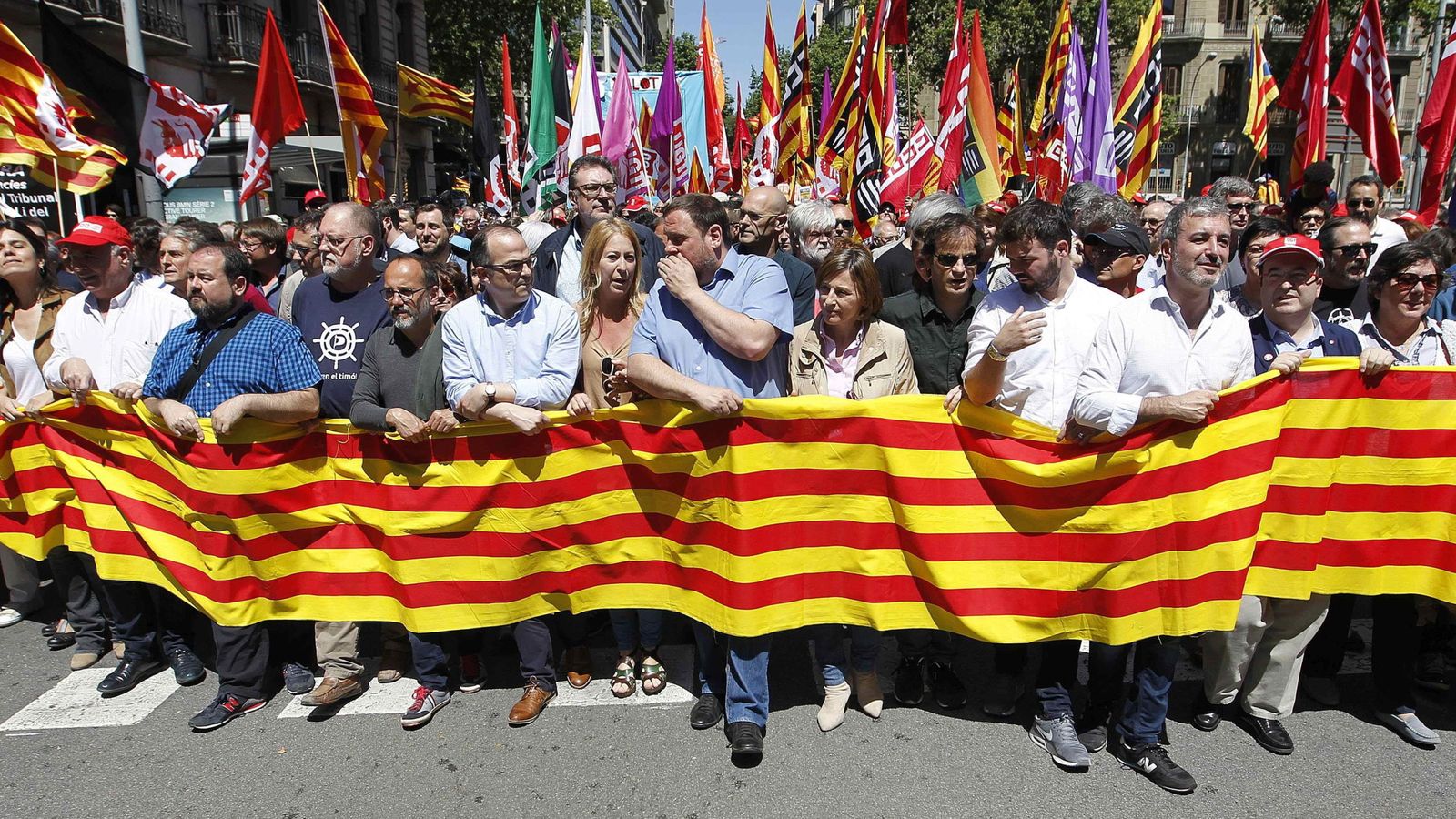 Foto: Carme Forcadell (d), Oriol Junqueras (c) y Neus Munté (i) lideran una manifestación contra la suspensión de las leyes catalanas. (EFE)