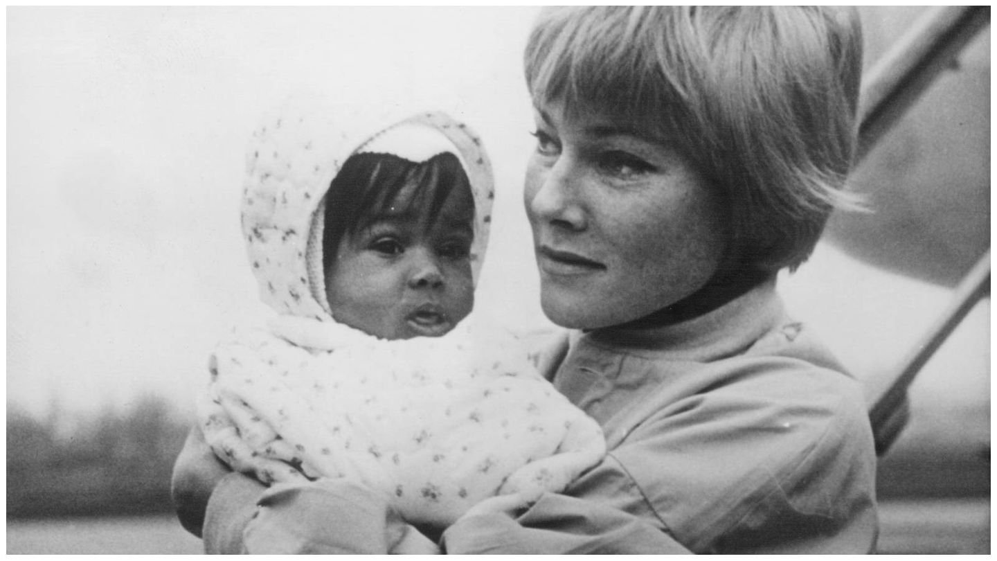 May Britt, con su hija Tracey Davis en 1961. (Getty)