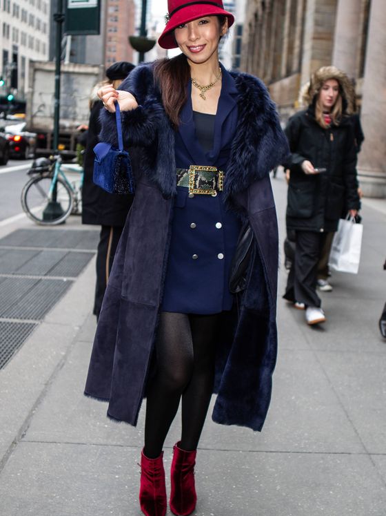 Look del street style de Nueva York con un abrigo azul marino. (Getty)