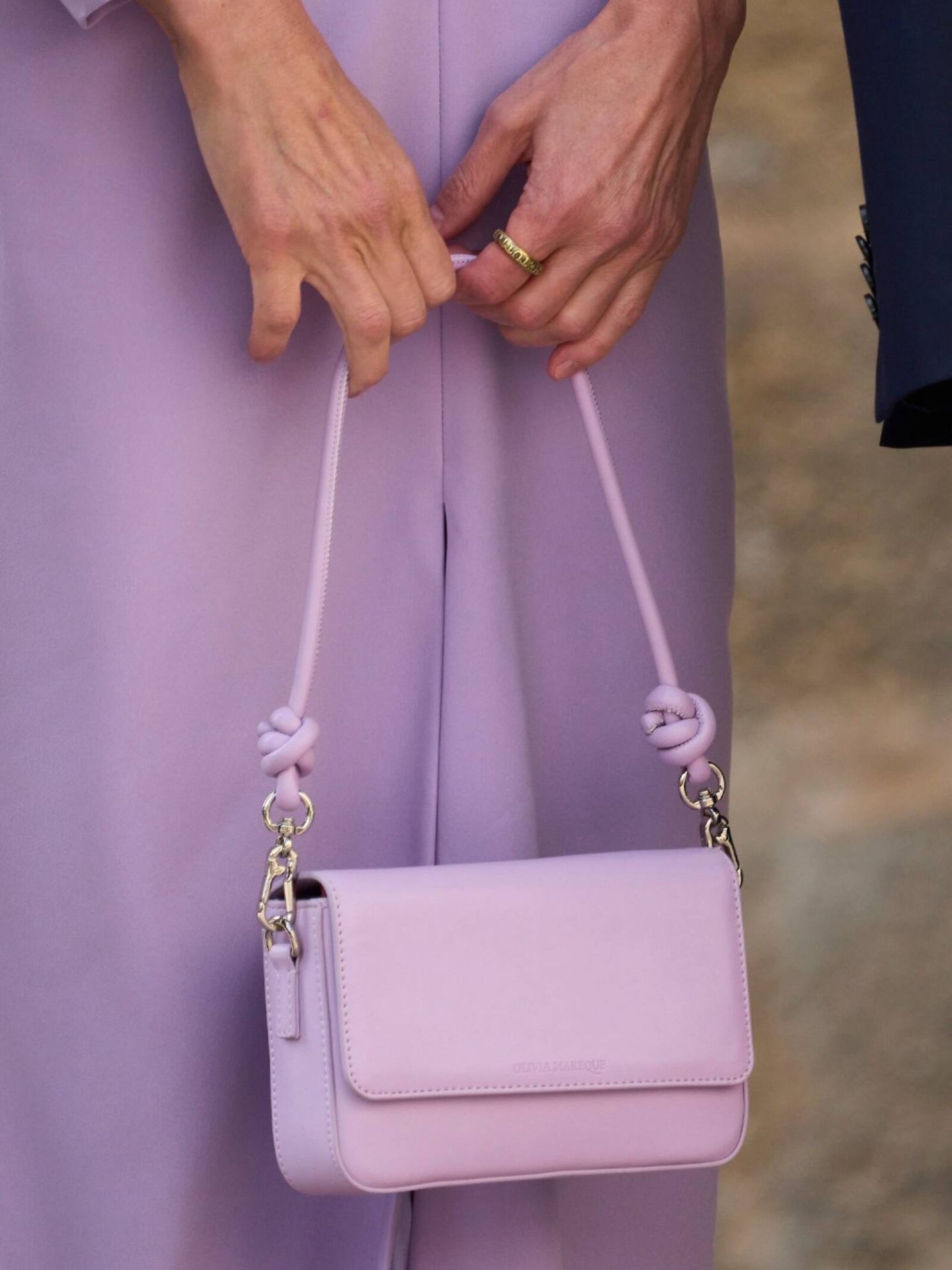 El bolso de la reina Letizia en Cádiz, al detalle. (Limited Pictures)