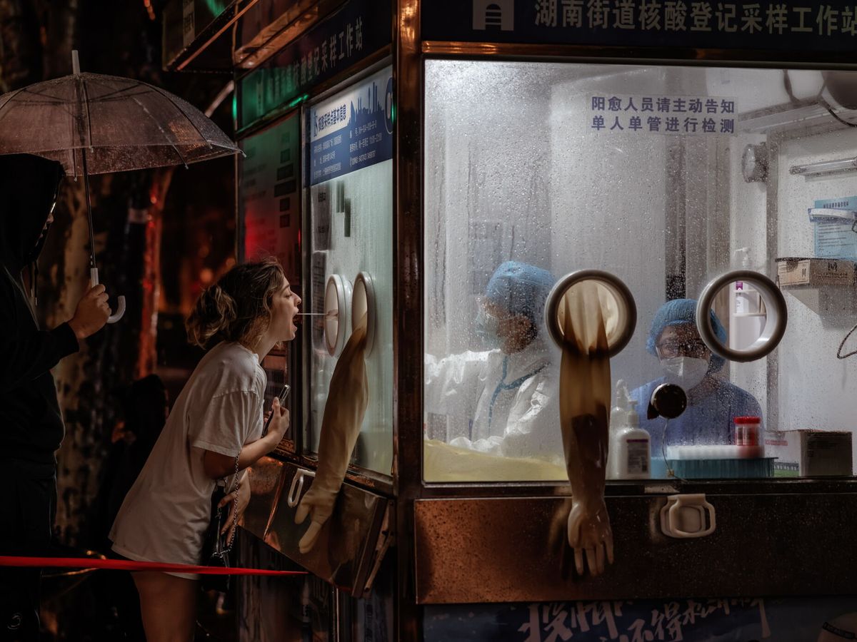Foto: Prueba PCR para detectar coronavirus en Shanghái, el 12 de septiembre. (EFE/Alex Plavevski)