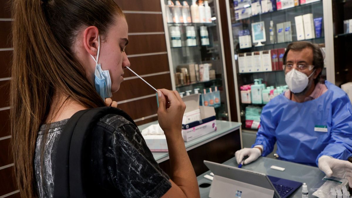 Cataluña permitirá notificar a las farmacias los positivos detectados con test de antígenos