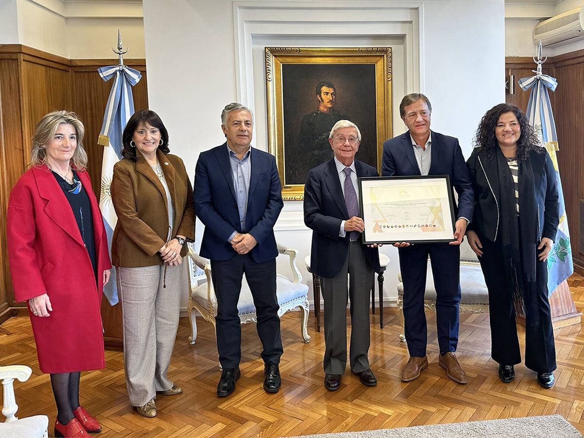 Foto: El presidente de la AIBG, Rafael Ansón, haciendo entrega al Gobernador y a la ministra de Cultura y Turismo del certificado de Capitalidad a Mendoza. (Rafael Ansón)