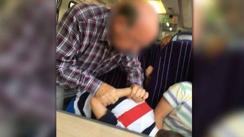 Los niños no quisieron quitar los pies del asiento del tren. Se lió muy gorda