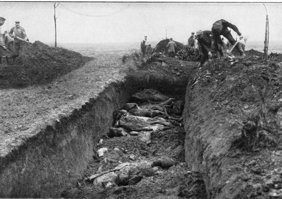 Foto: Soldados alemanes enterrando a los caídos en la Primera Guerra Mundial (CC)