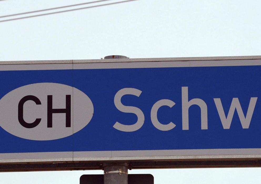 Foto: Una señal de prohibido el paso es fotografiada junto a un cartel en el que aparece "Suiza" en Rheinfelden (Alemania)
