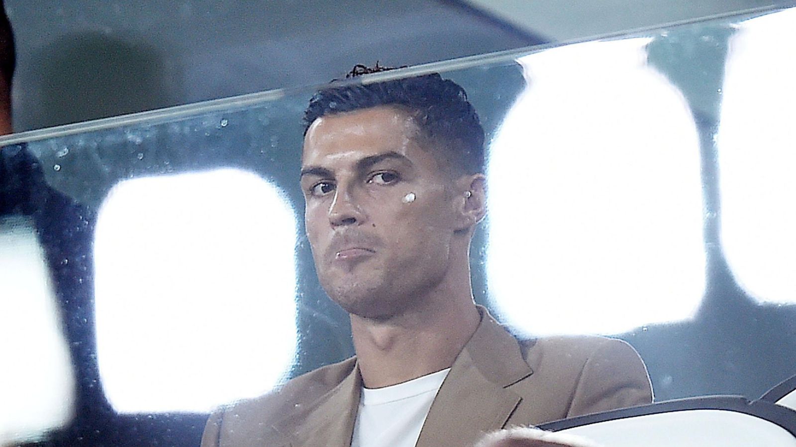 Foto: Cristiano Ronaldo, durante el partido de la Champions que vio en la grada por estar sancionado. (EFE)