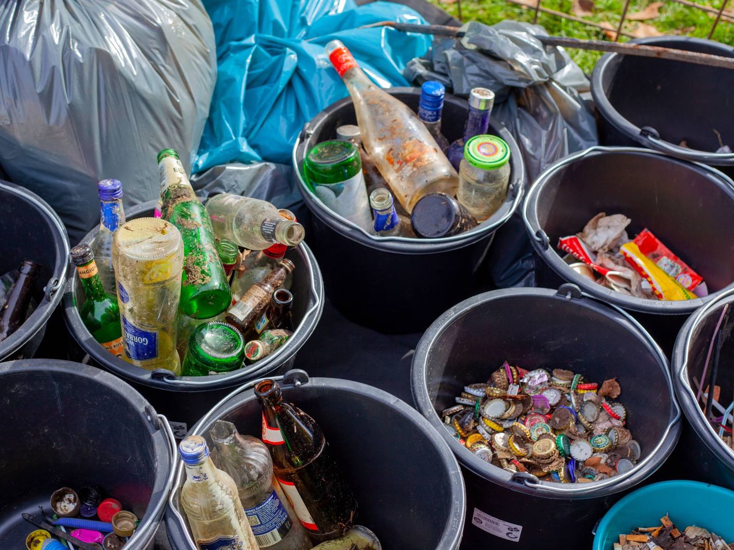 A pesar de que el reciclaje es fundamental en la economía circular, la reutilización es una alternativa todavía más respetuosa con el medioambiente. Unsplash/@jasmin_sessler