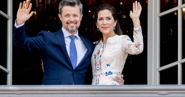 Foto: Federico y Mary, saludando desde el balcón del Palacio Real. (Gtres)