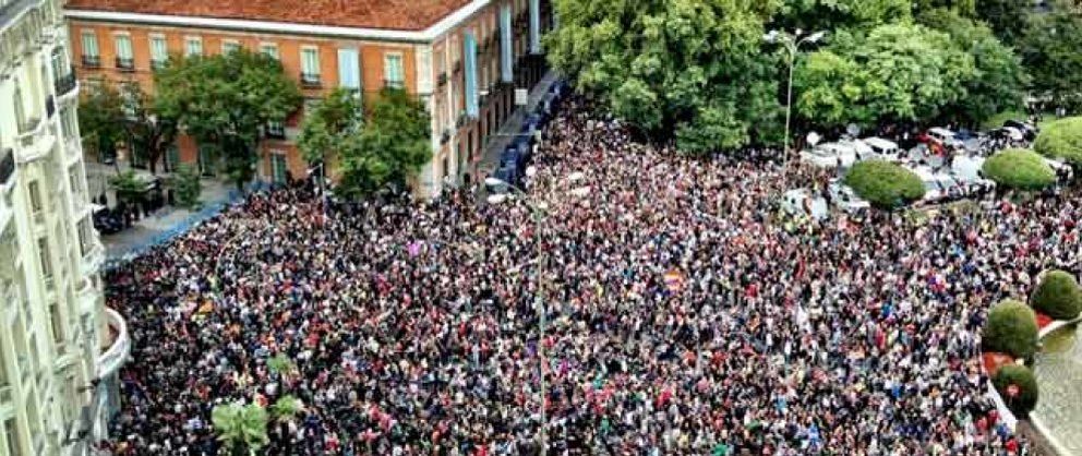 Foto: Una multitud llena Neptuno por tercera vez en una semana para exigir la dimisión del Gobierno