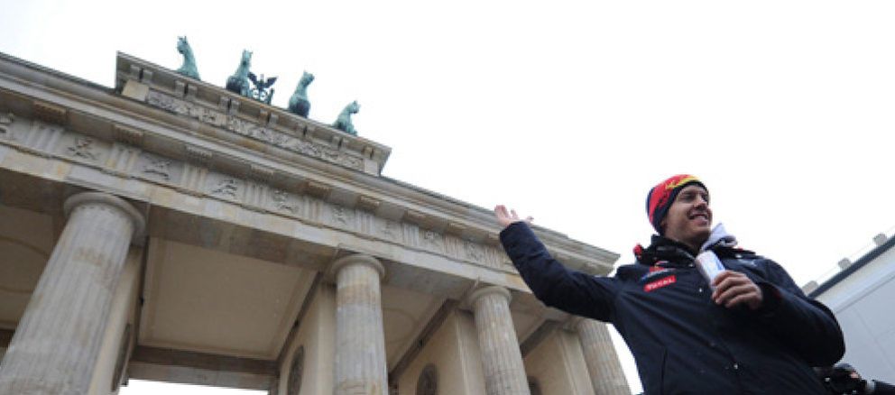 Foto: Vettel da una vuelta de honor en el centro de Berlín ante miles de seguidores