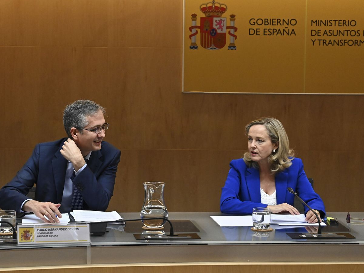 Foto: El gobernador del Banco de España, Pablo Hernández de Cos, y la vicepresidenta Nadia Calviño. (EFE/Fernando Villar)