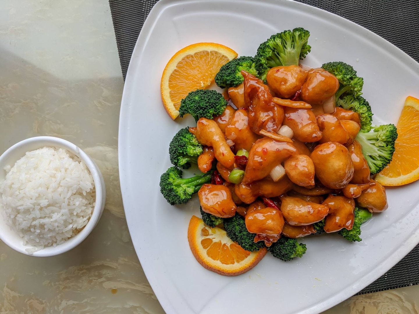 Incluye en tus cenas la receta de pollo a la naranja con revuelto de verduras y arroz de coliflor (Unsplash)