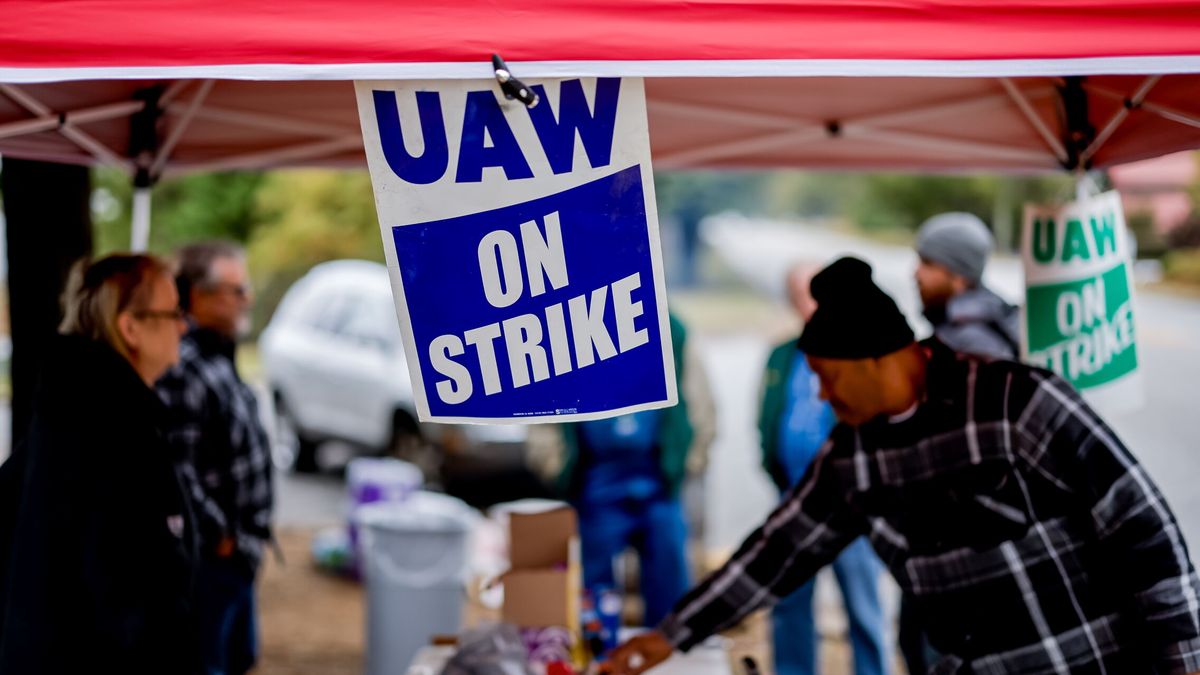 El sindicato del motor de EEUU avisa que la huelga entra en una nueva fase más agresiva 