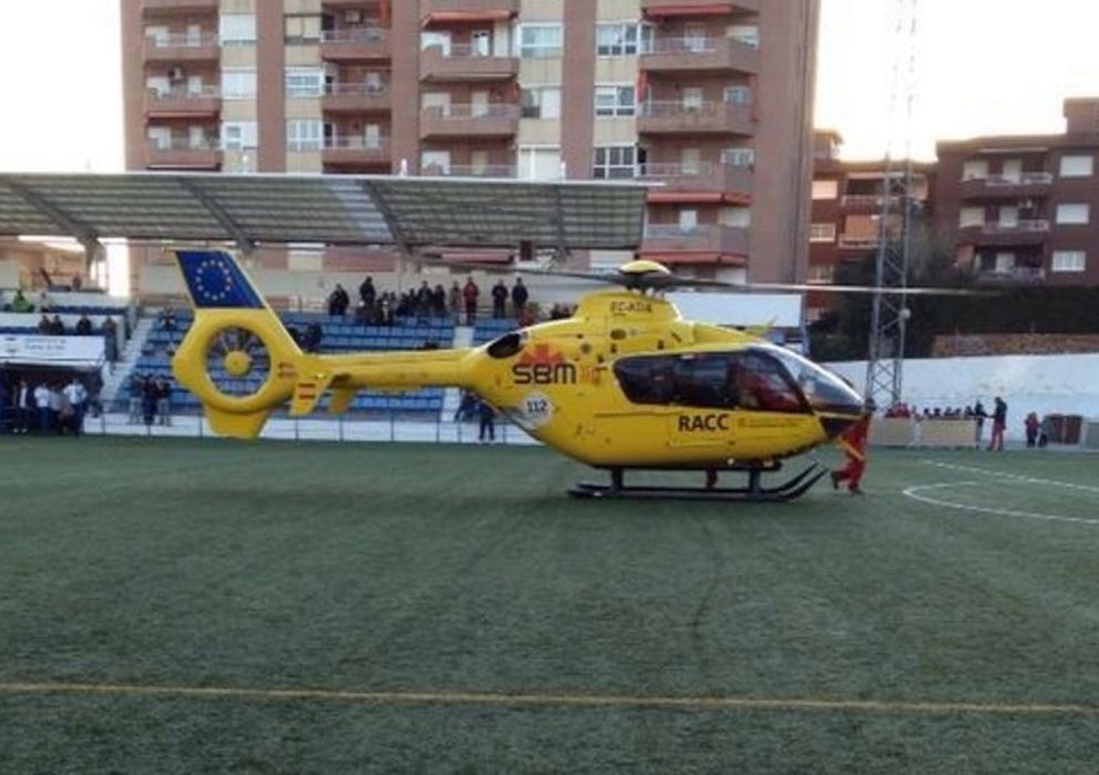 Foto: Imagen del helicótero en el que fue evacuado Enrique Varela del césped del Premià (FOTO: Twitter).