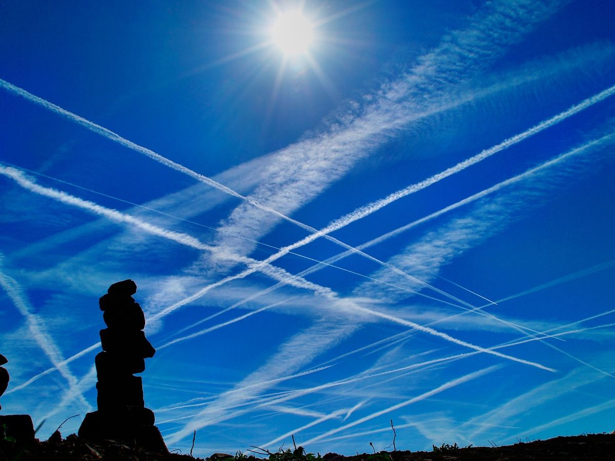 Foto: Estelas de aviones en el cielo. (iStock)