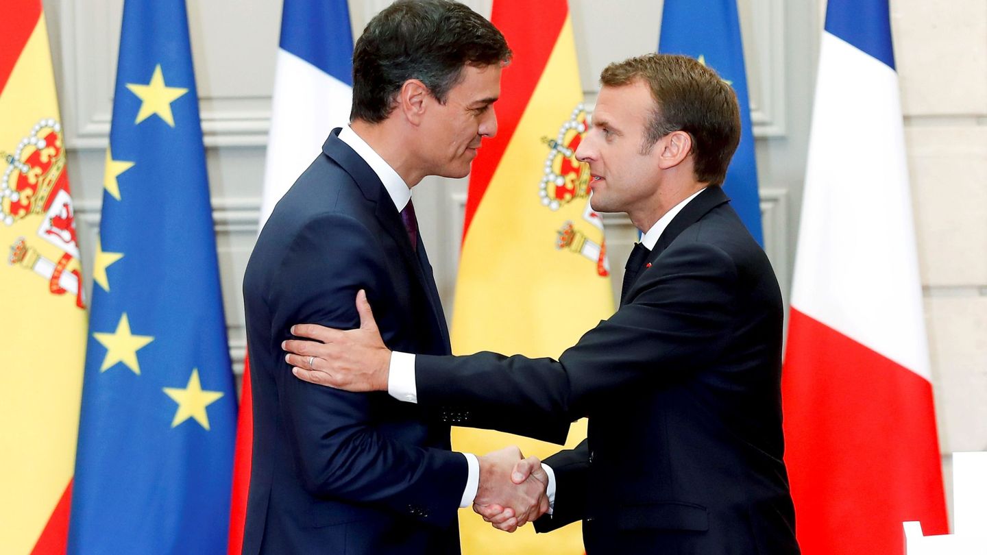 Pedro Sánchez y Emmanuel Macron estrechan sus manos en la rueda de prensa conjunta en el Elíseo, este 23 de junio en París. (EFE)