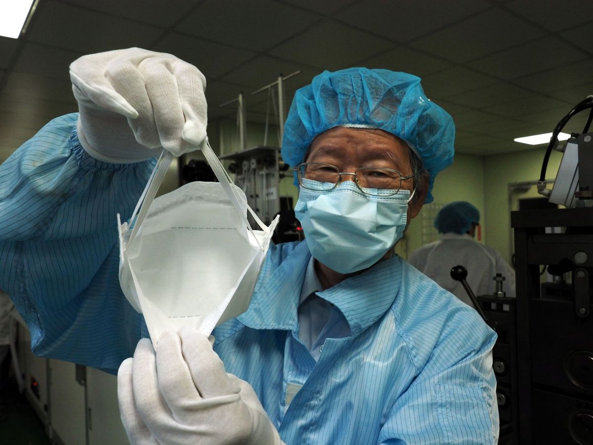 Foto: Un médico taiwanés coloca una mascarilla en una imagen de archivo. (Reuters)