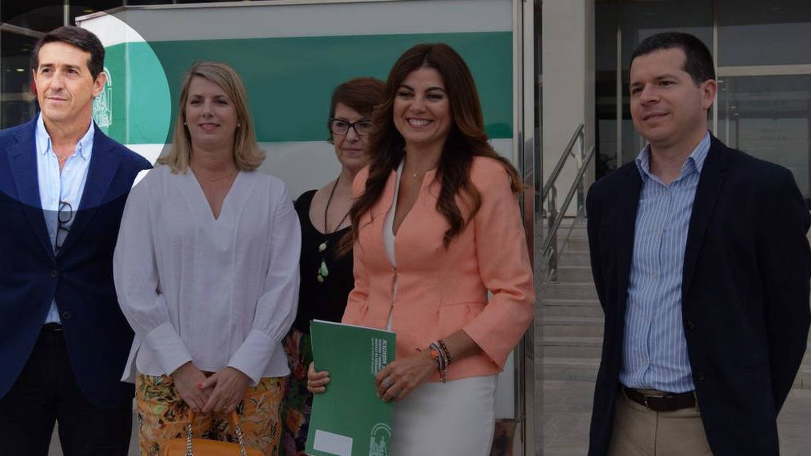 Foto: El director del Instituto de Medicina Legal de Málaga, Sebastián Díaz Ruiz, a la derecha de la imagen, junto a otros cargos de la delegación en Málaga de la Consejería de Justicia de la Junta de Andalucía.