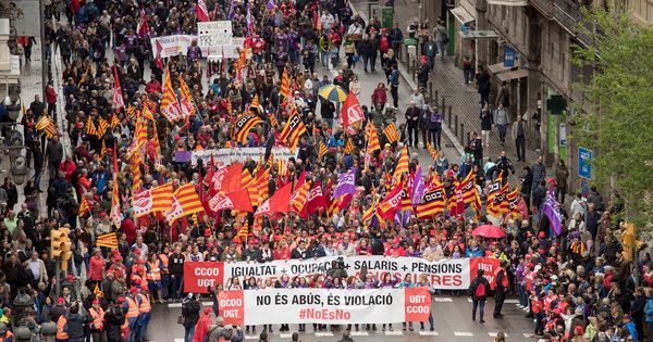 Foto: Manifestación convocada por los principales sindicatos catalanes, CCOO y UGT, hoy en Barcelona. (EFE)