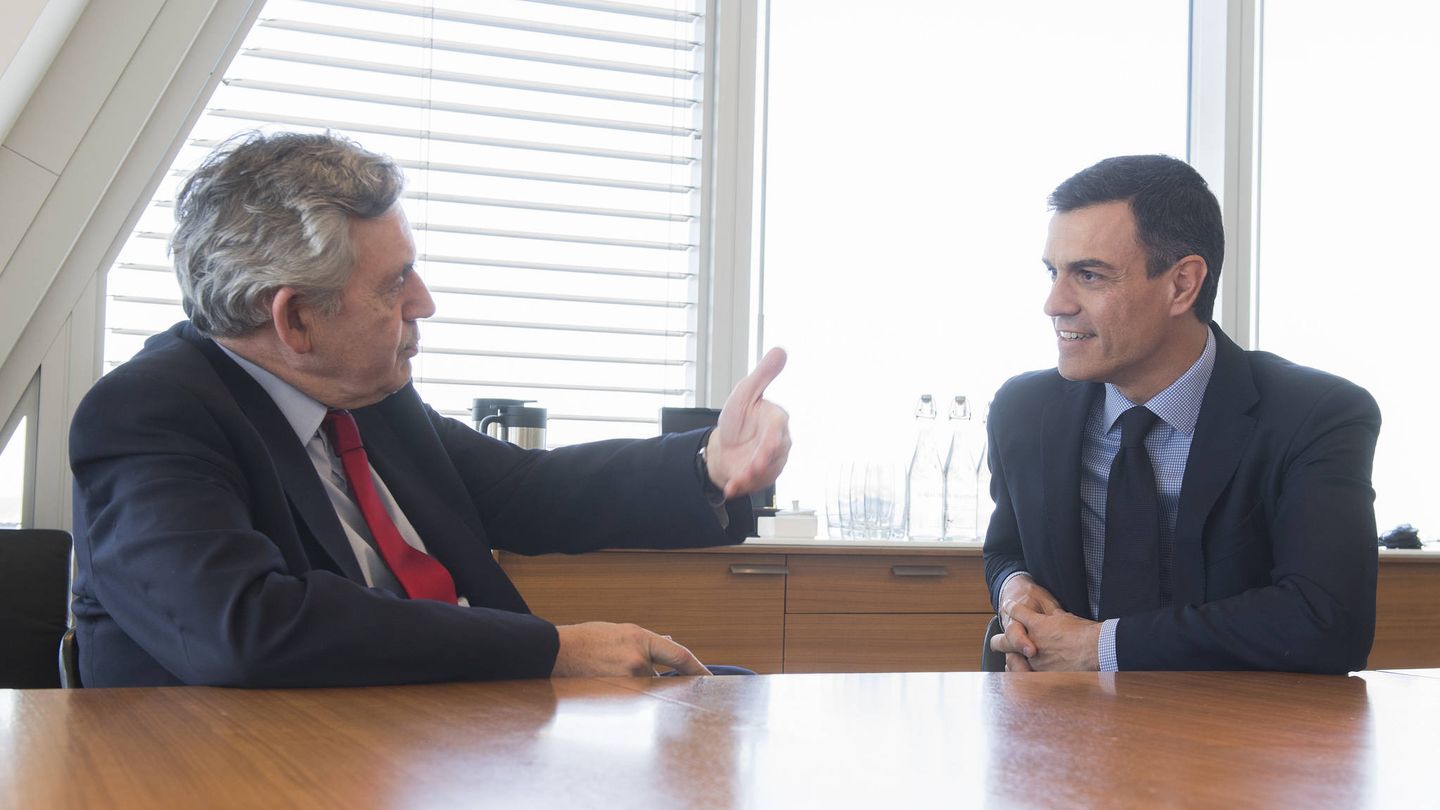Pedro Sánchez, durante su encuentro con el ex primer ministro británico Gordon Brown, este 4 de mayo en Londres. (Borja Puig | PSOE)