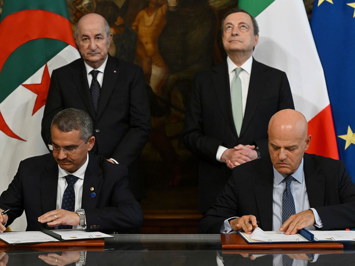 Foto: El presidente de Sonatrach, Hakkar (izquierda, frente) y el director general de Eni, Descalzi (derecha, frente) firman un memorando junto al presidente argelino Tebboune (2-izquierda) y Draghi (2-R). (EFE)