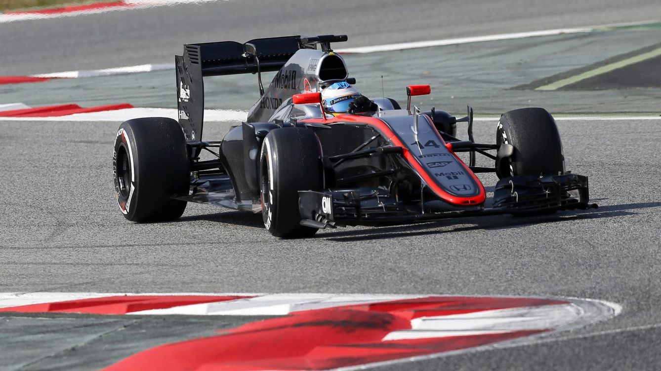 Foto: El McLaren en los test de Montmeló pilotado por Fernando Alonso (Reuters/ Albert Gea)